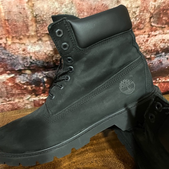 PREOWNED TIMBERLAND 6” WATERPROOF BOOTS IN ALMOST NEW CONDITION - Picture 3 of 10